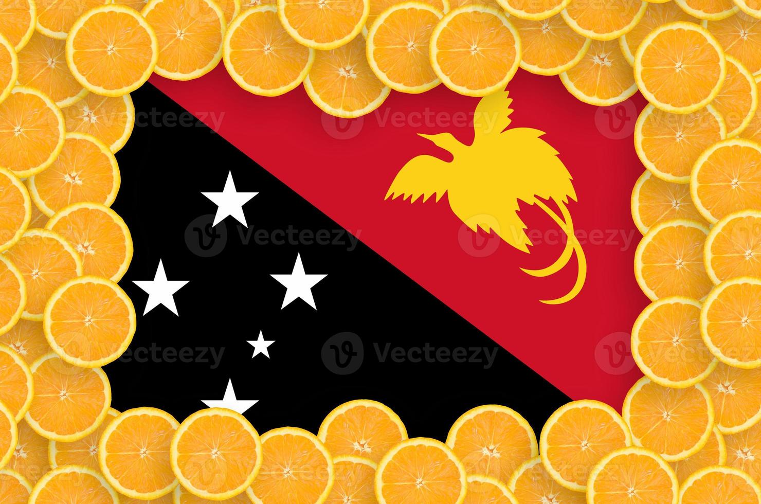 bandeira de papua nova guiné no quadro de fatias de frutas cítricas frescas foto