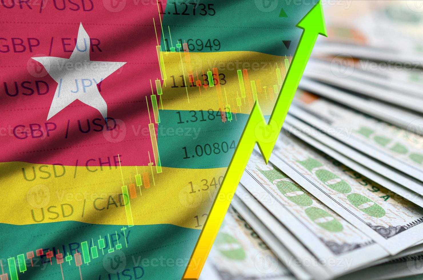 bandeira do togo e gráfico crescendo a posição do dólar americano com um fã de notas de dólar foto