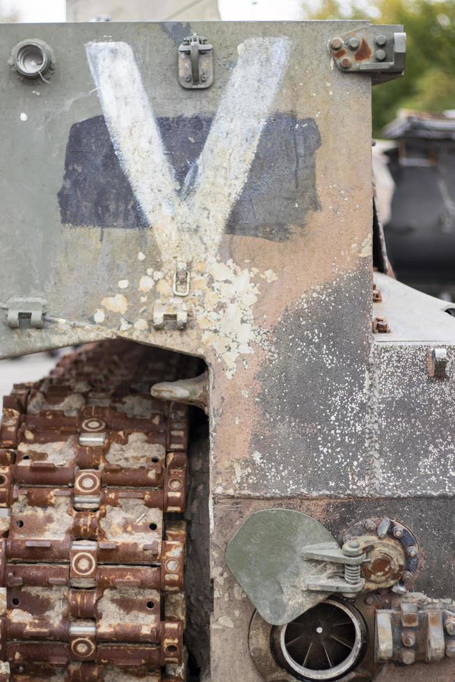 tanque t-72 destruído, destruído e queimado com a designação v nele. conflito russo-ucraniano em 2022. destruiu o equipamento militar russo. guerra da rússia contra a ucrânia. foto