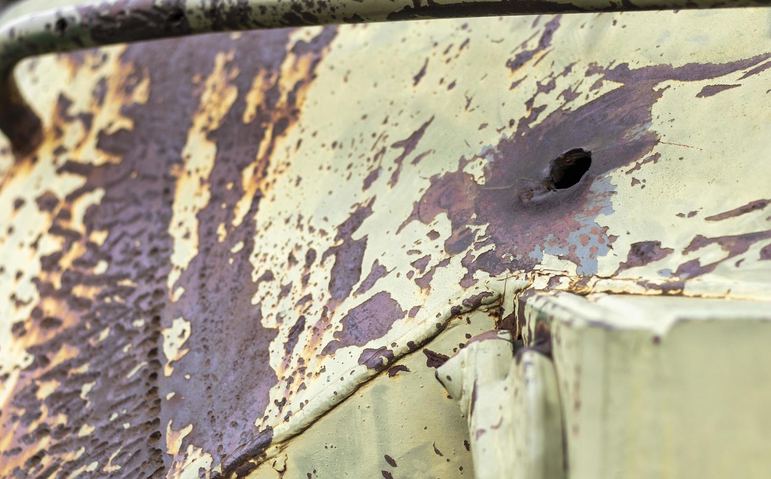 veículo de combate russo, com buracos na armadura. veículos blindados militares destruídos, desativados, explodidos e destruídos. fundo de metal de armadura com buracos de bala. buraco da penetração cumulativa. foto