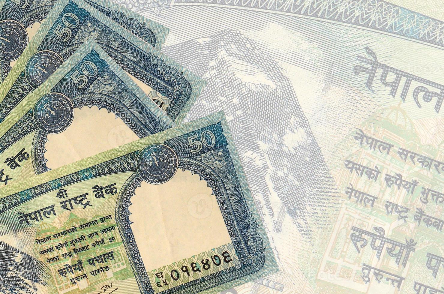 50 contas de rúpias nepalesas encontram-se na pilha no fundo da grande nota semitransparente. fundo abstrato de negócios foto