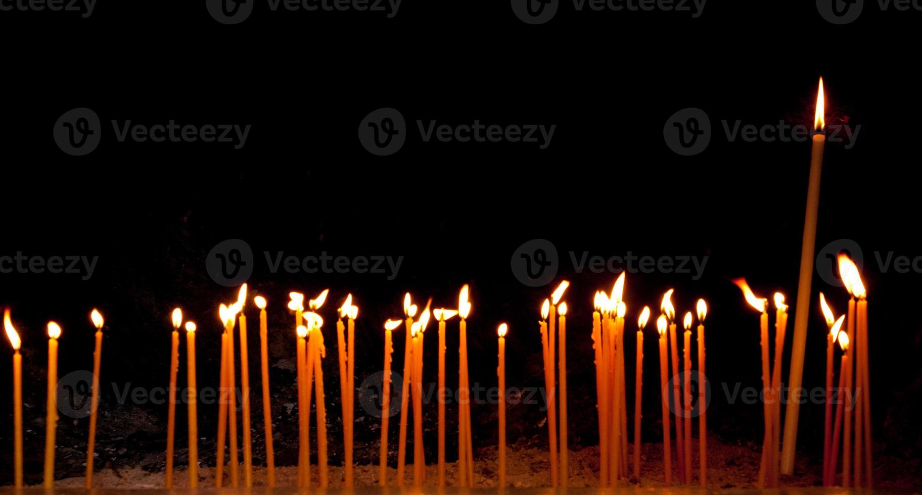 queimando velas religiosas foto
