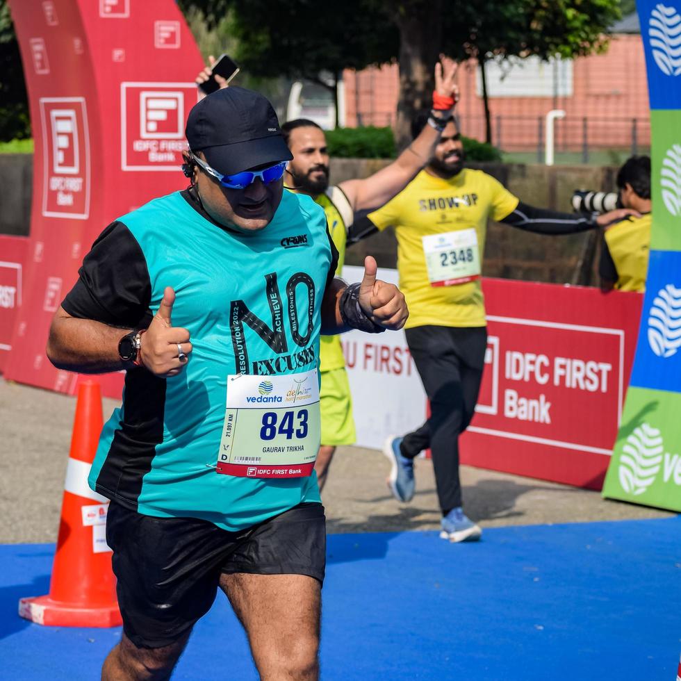 nova delhi, índia - 16 de outubro de 2022 - vedanta delhi meia maratona após covid em que os participantes da maratona prestes a cruzar a linha de chegada, meia maratona de delhi 2022 foto