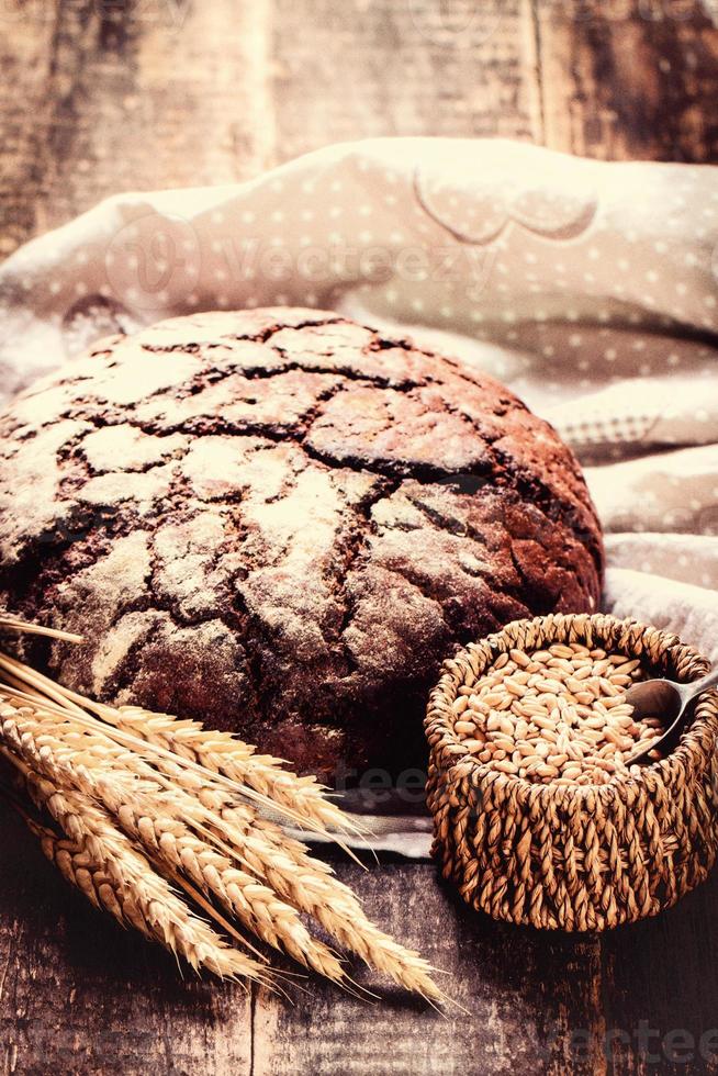 pão fresco na mesa de madeira, filtro vintage foto