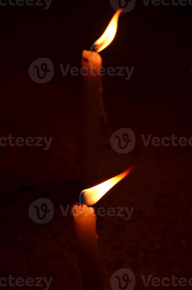duas velas acesas à noite foto