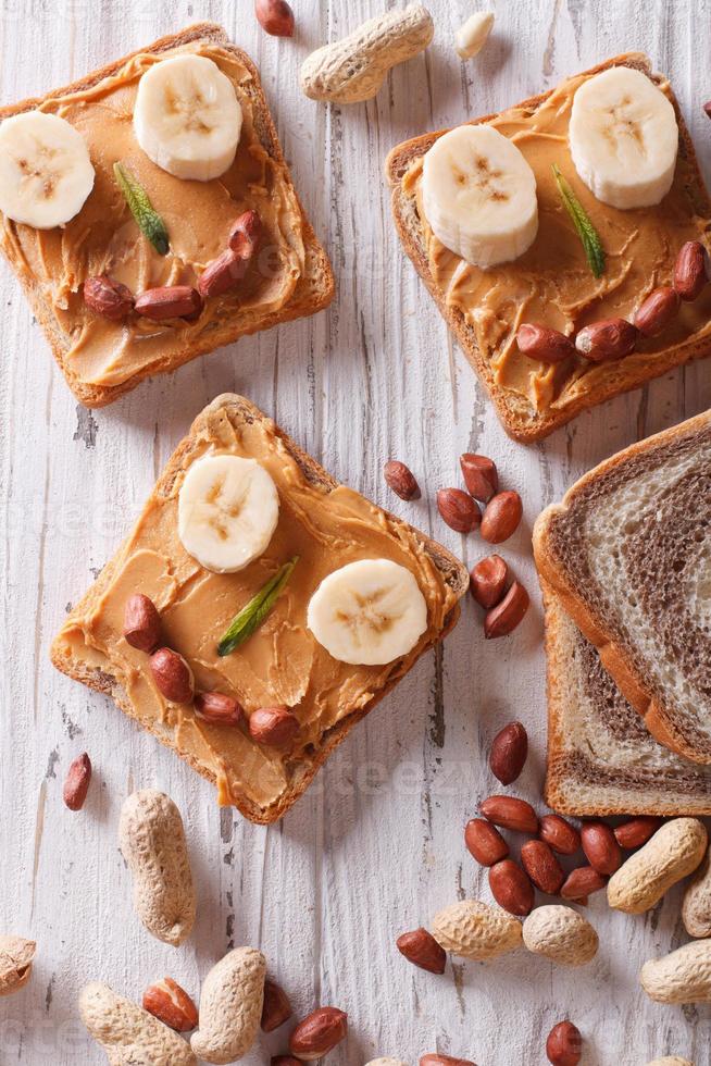 comida saudável: sanduíches com manteiga de amendoim e banana foto