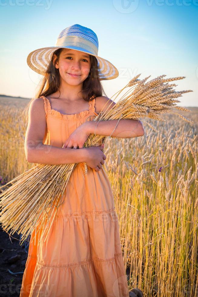 menina no campo de trigo foto