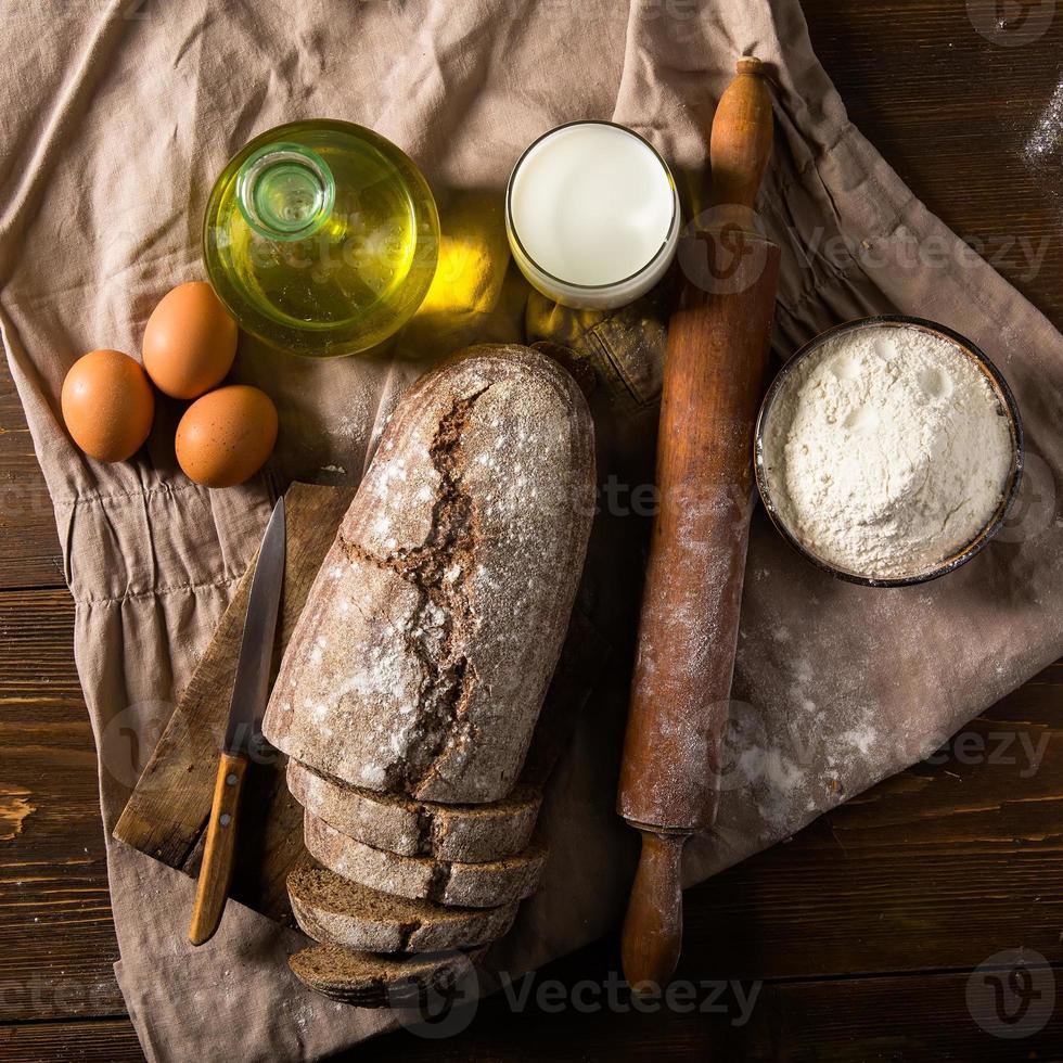 foto de natureza morta de pão e farinha com leite, ovos
