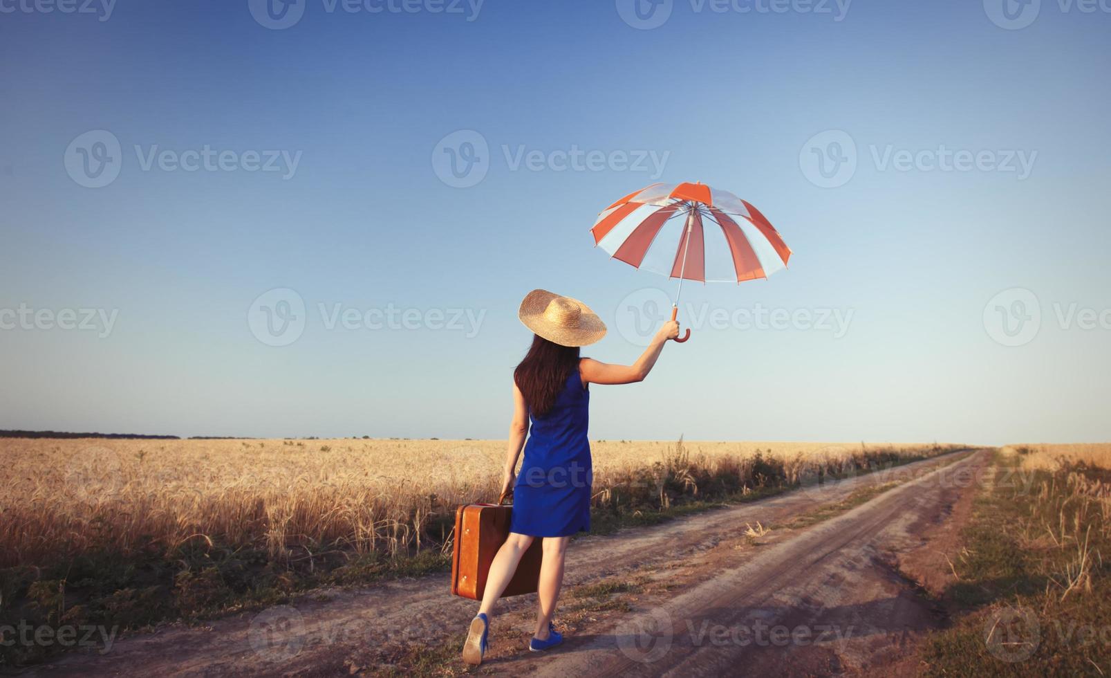 menina com mala e guarda-chuva foto