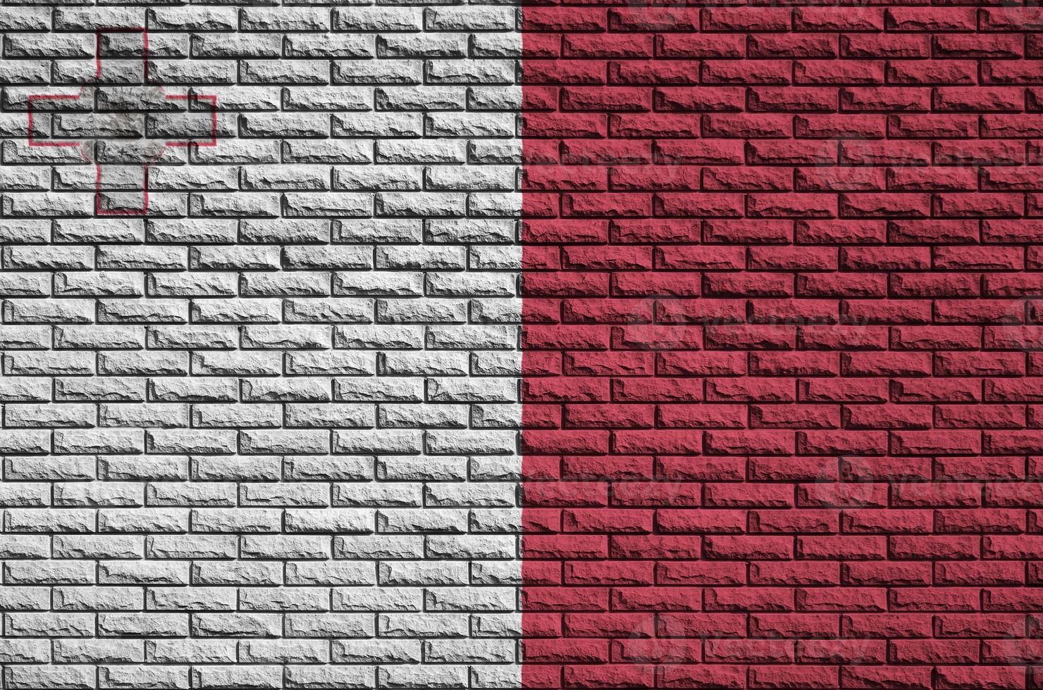 bandeira de malta é pintada em uma parede de tijolos antigos foto