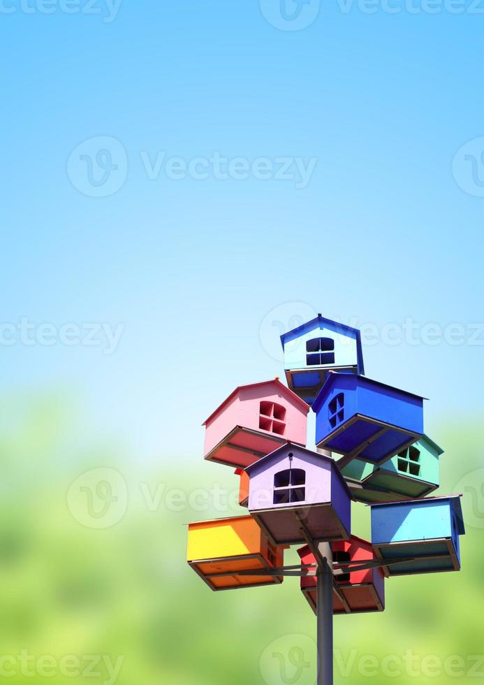 caixas de nidificação coloridas foto