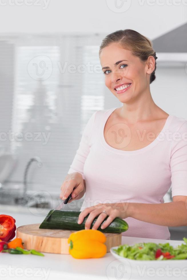mulher cortando vegetais foto