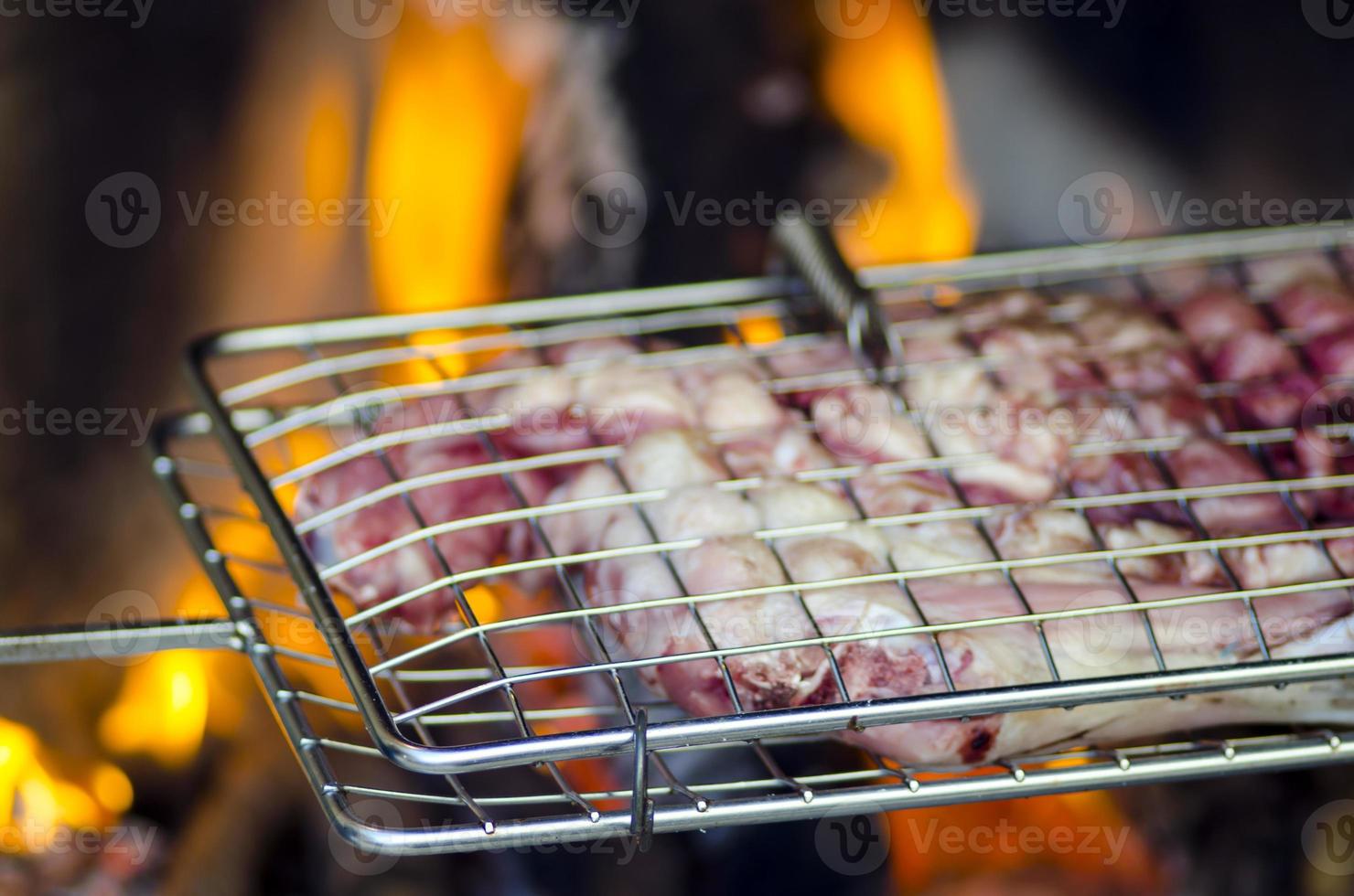 grelha com carne para churrasco no fundo foto