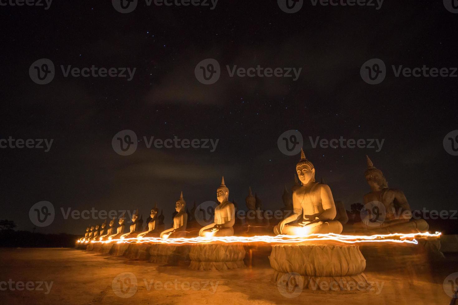 estátua de Buda à noite foto