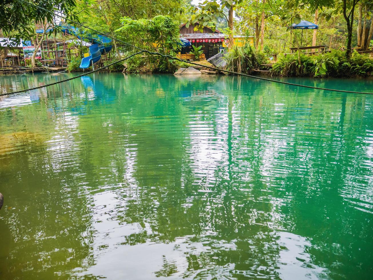 vangvieng.lao-10 de dezembro de 2017.beautiful natureza e águas claras da lagoa azul na caverna de pukham vangvieng cidade lao.vangvieng cidade a famosa cidade de destino de férias no lao. foto