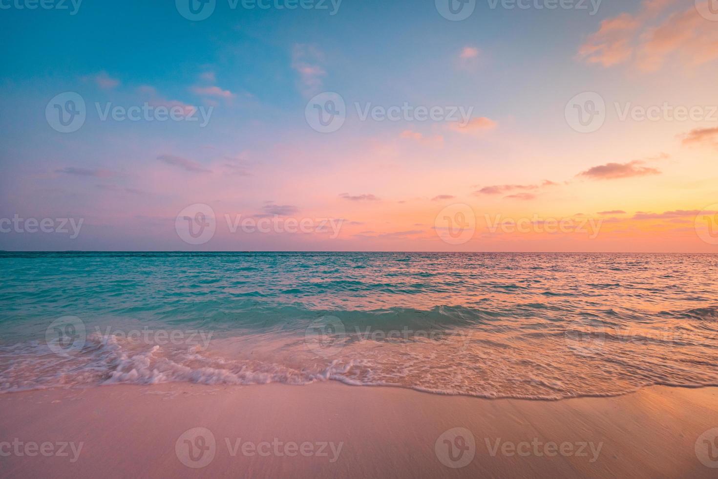 closeup mar praia de areia. paisagem panorâmica da praia. inspirar o horizonte da paisagem marinha tropical. nuvens do céu do sol laranja e dourado. tranquilo relaxante liberdade praia costa feliz romântico meditação verão natureza foto