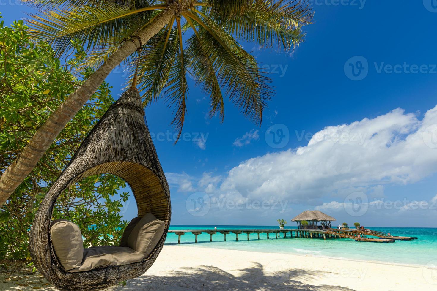 fundo de praia tropical, paisagem de ilha de verão. balanço na palmeira pendurada, areia romântica beira-mar. belas férias de cena de casais ou lua de mel, resort de romance. natureza paraíso, praia ensolarada foto