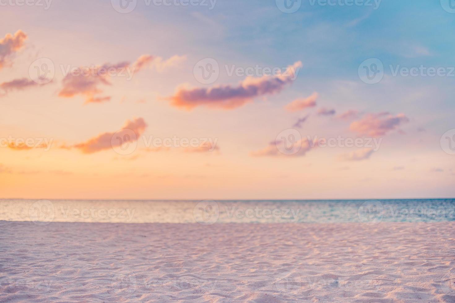 closeup mar praia de areia. paisagem panorâmica da praia. inspirar o horizonte da paisagem marinha tropical. nuvens do céu do sol laranja e dourado. tranquilo relaxante liberdade praia costa feliz romântico meditação verão natureza foto