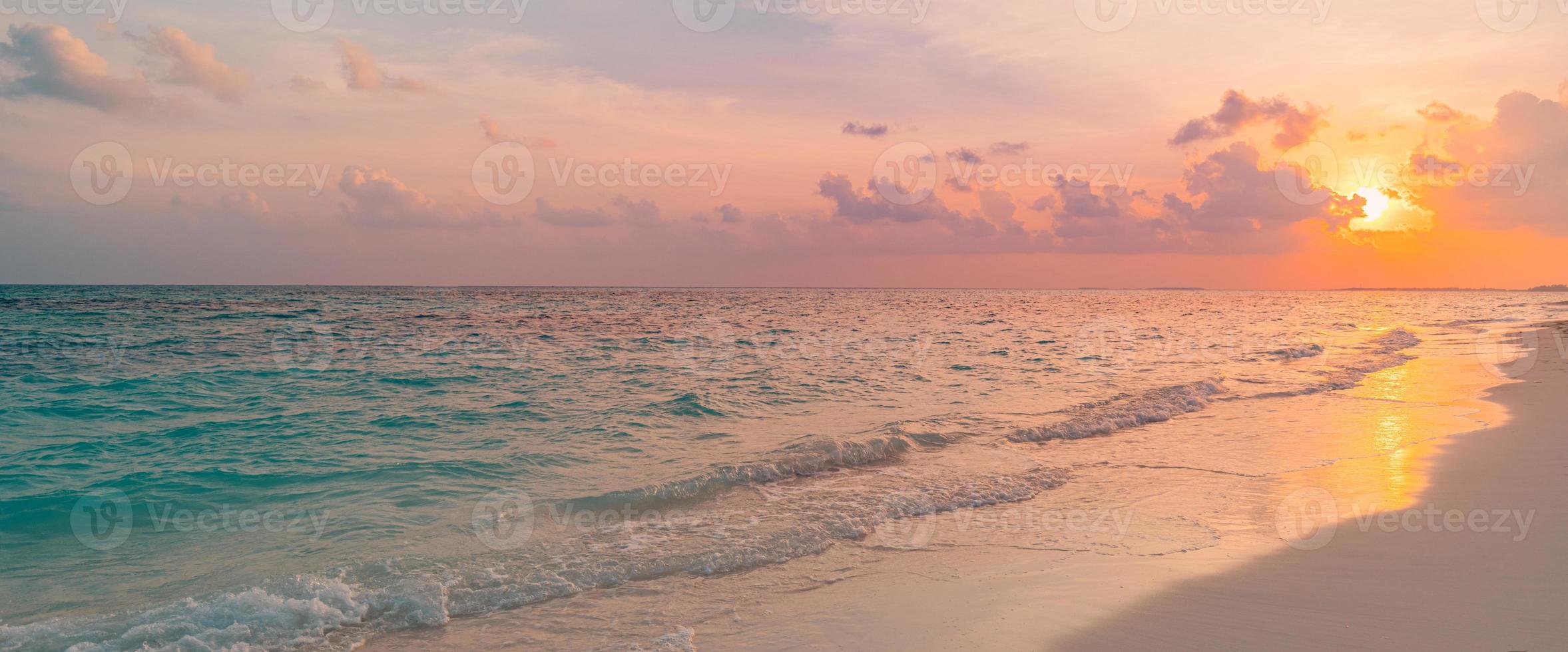 closeup mar praia de areia. paisagem panorâmica da praia. inspirar horizonte de paisagem marinha de praia tropical. golden dream sunset sky, calma tranquilo relaxante luz solar verão shore ondas. bandeira de férias de viagem de férias foto