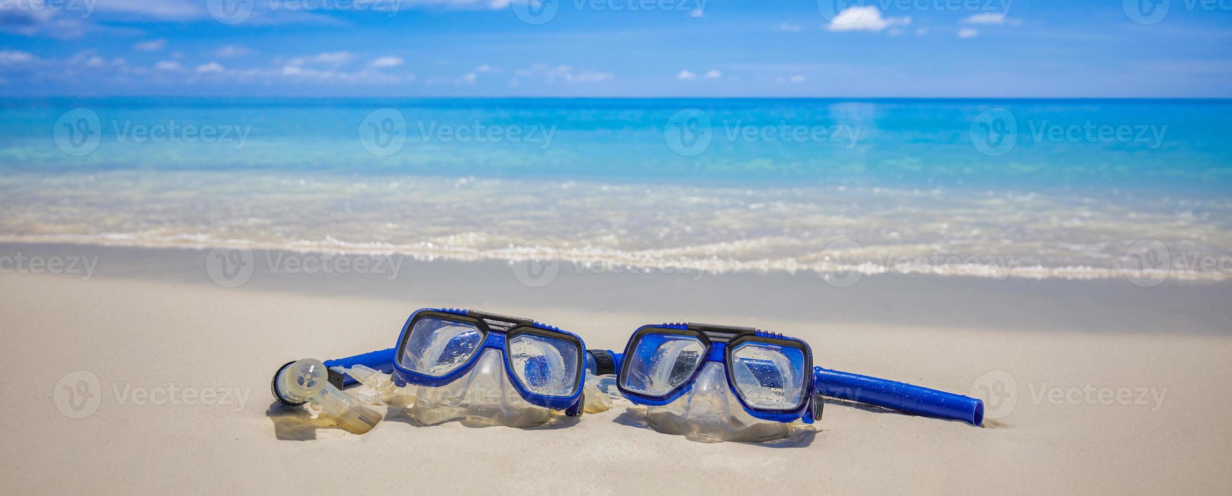 esporte de verão, praia atividade praia banner recreativo. óculos de mergulho equipamento de snorkel na areia branca perto das ondas do mar. férias panorâmicas e fundo de viagens recreativas. diversão liberdade aventura estilo de vida foto