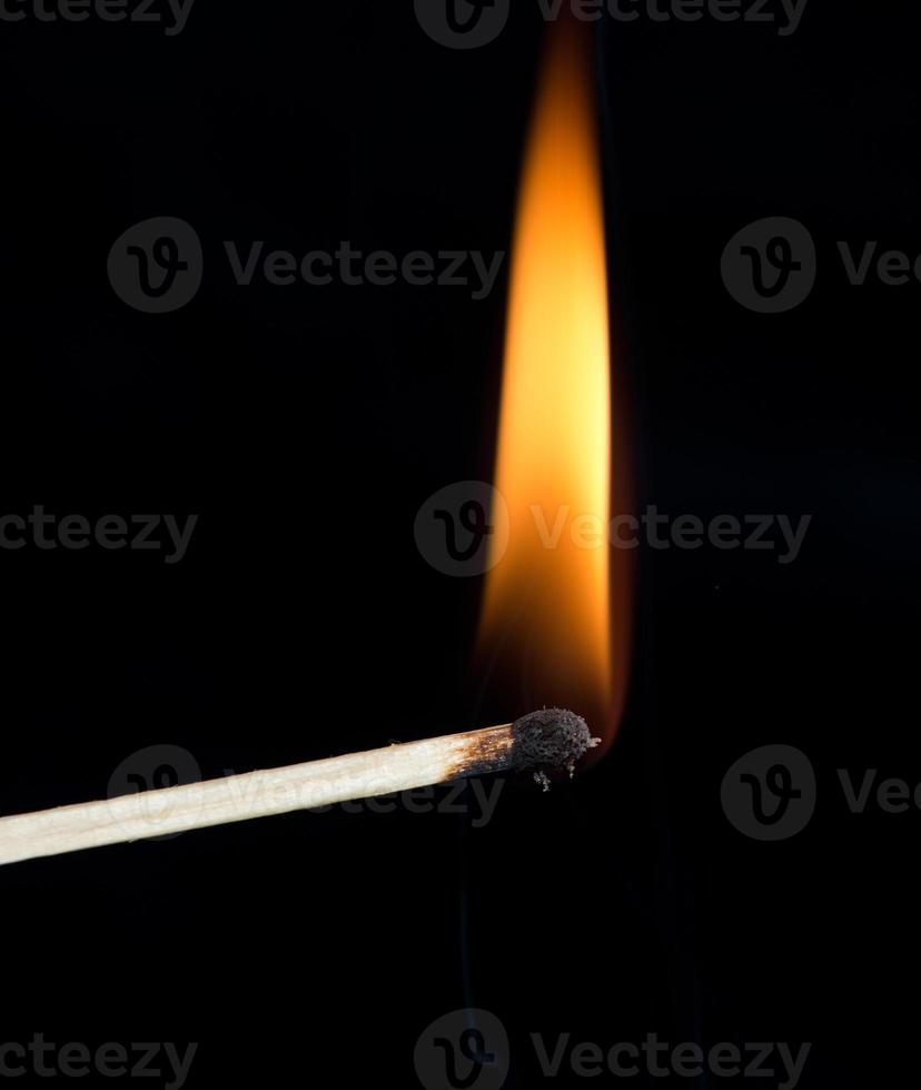 ignição de um fósforo, com fumaça em fundo escuro foto