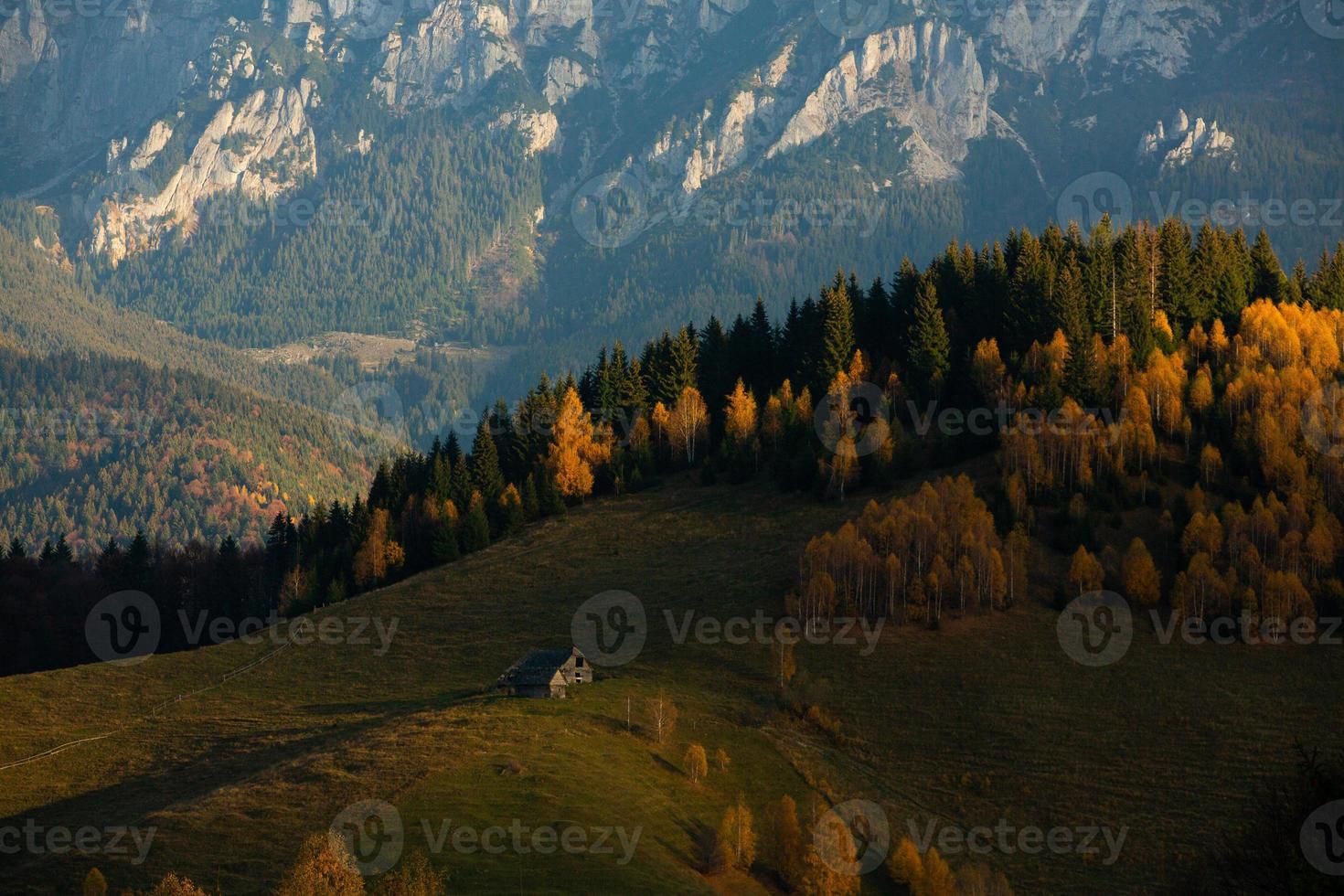 uma encantadora paisagem montanhosa nas montanhas bucegi, cárpatos, roménia. natureza de outono em moeciu de sus, transilvânia foto