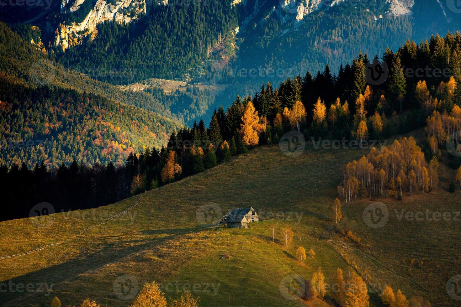 uma encantadora paisagem montanhosa nas montanhas bucegi, cárpatos, roménia. natureza de outono em moeciu de sus, transilvânia foto