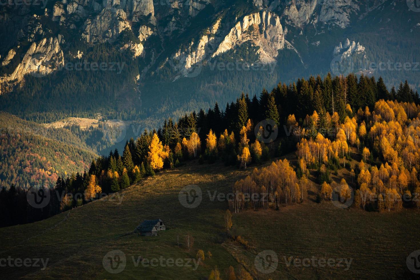 uma encantadora paisagem montanhosa nas montanhas bucegi, cárpatos, roménia. natureza de outono em moeciu de sus, transilvânia foto