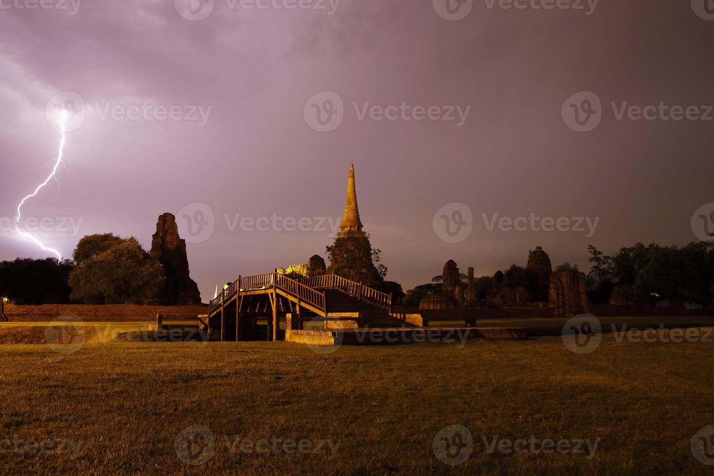 templo pagode ligado com iluminação é patrimônio mundial, ayutthaya, tailândia foto