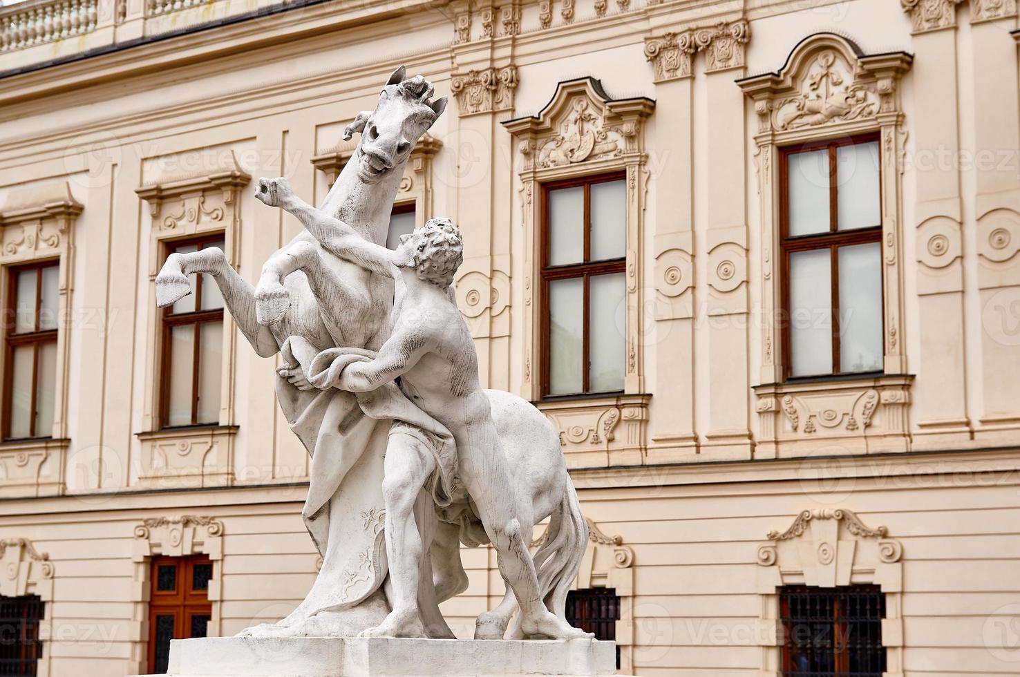 escultura de um homem lutando com um cavalo Viena, Áustria foto