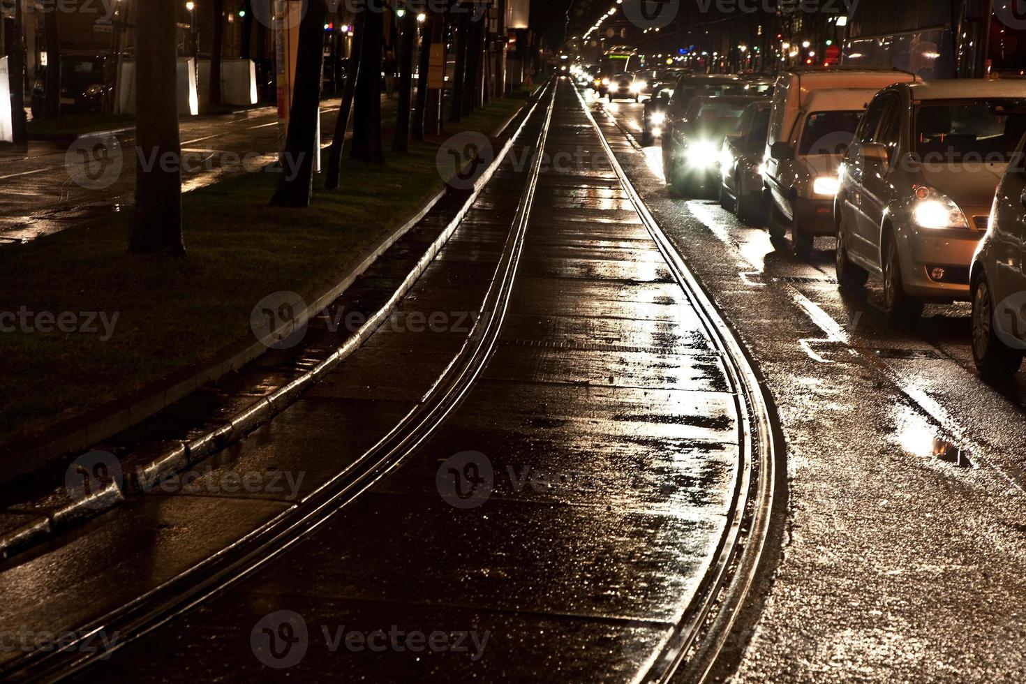 trilhos molhados do carrinho nas ruas estão refletindo luz foto