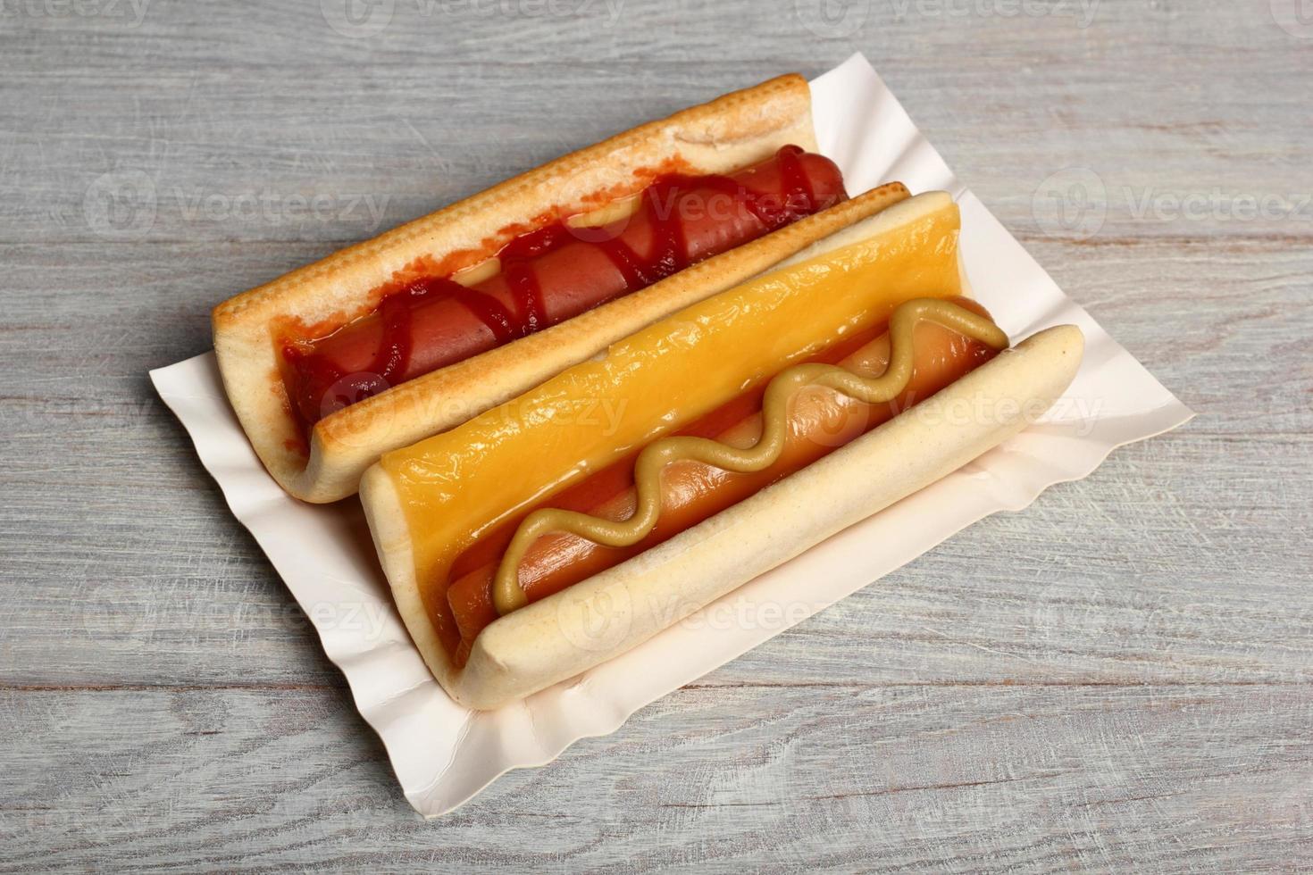 cachorro-quente com ketchup e mostarda foto