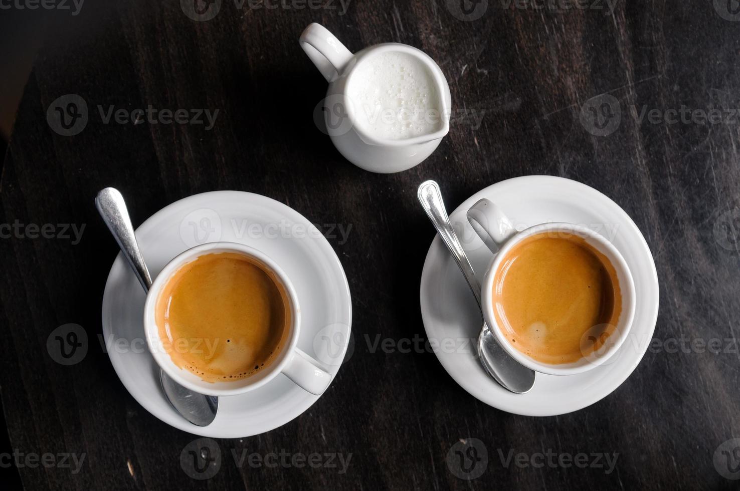 duas xícaras de café na mesa do café foto