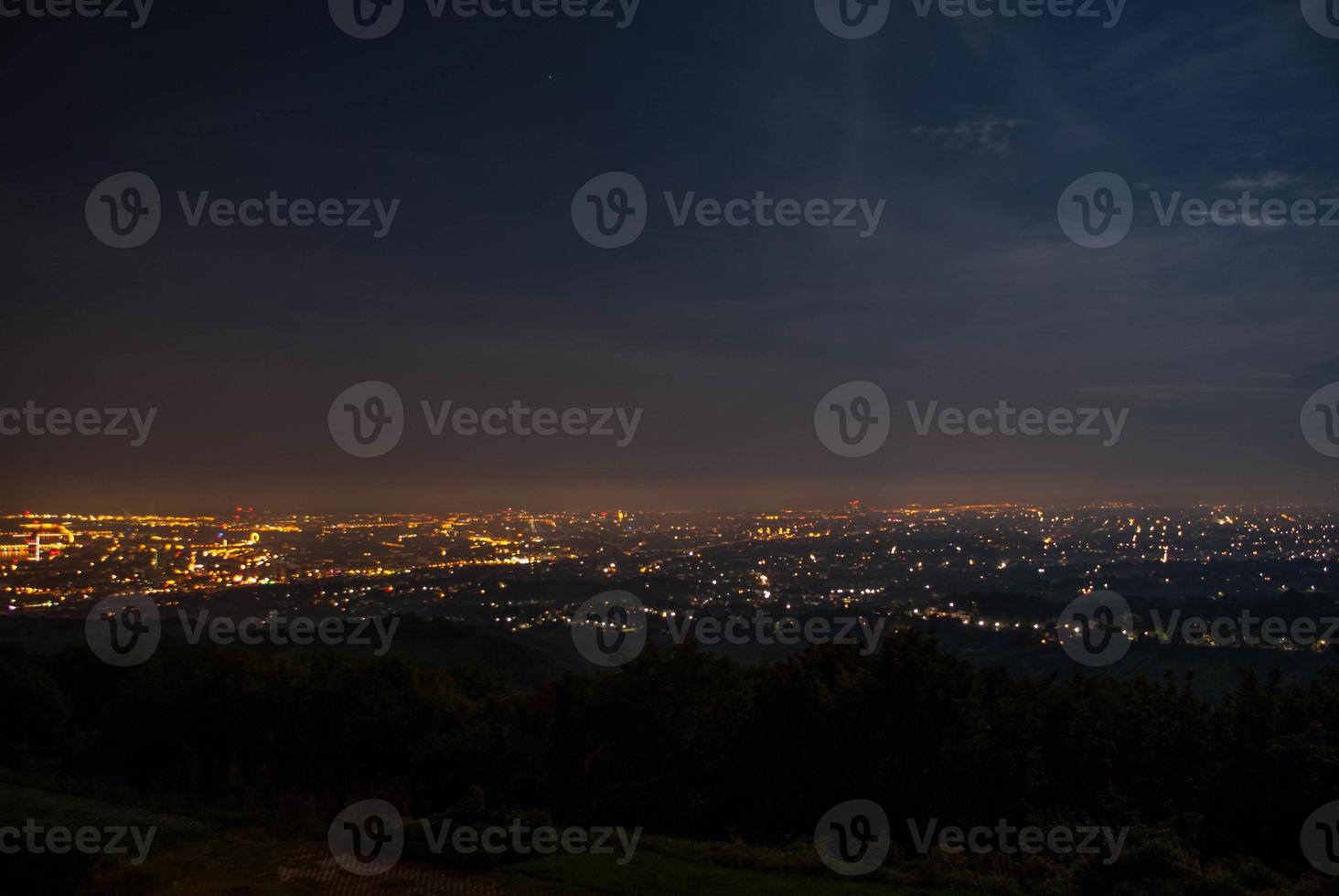 vista da paisagem de Viena de Khalenberg à noite. foto