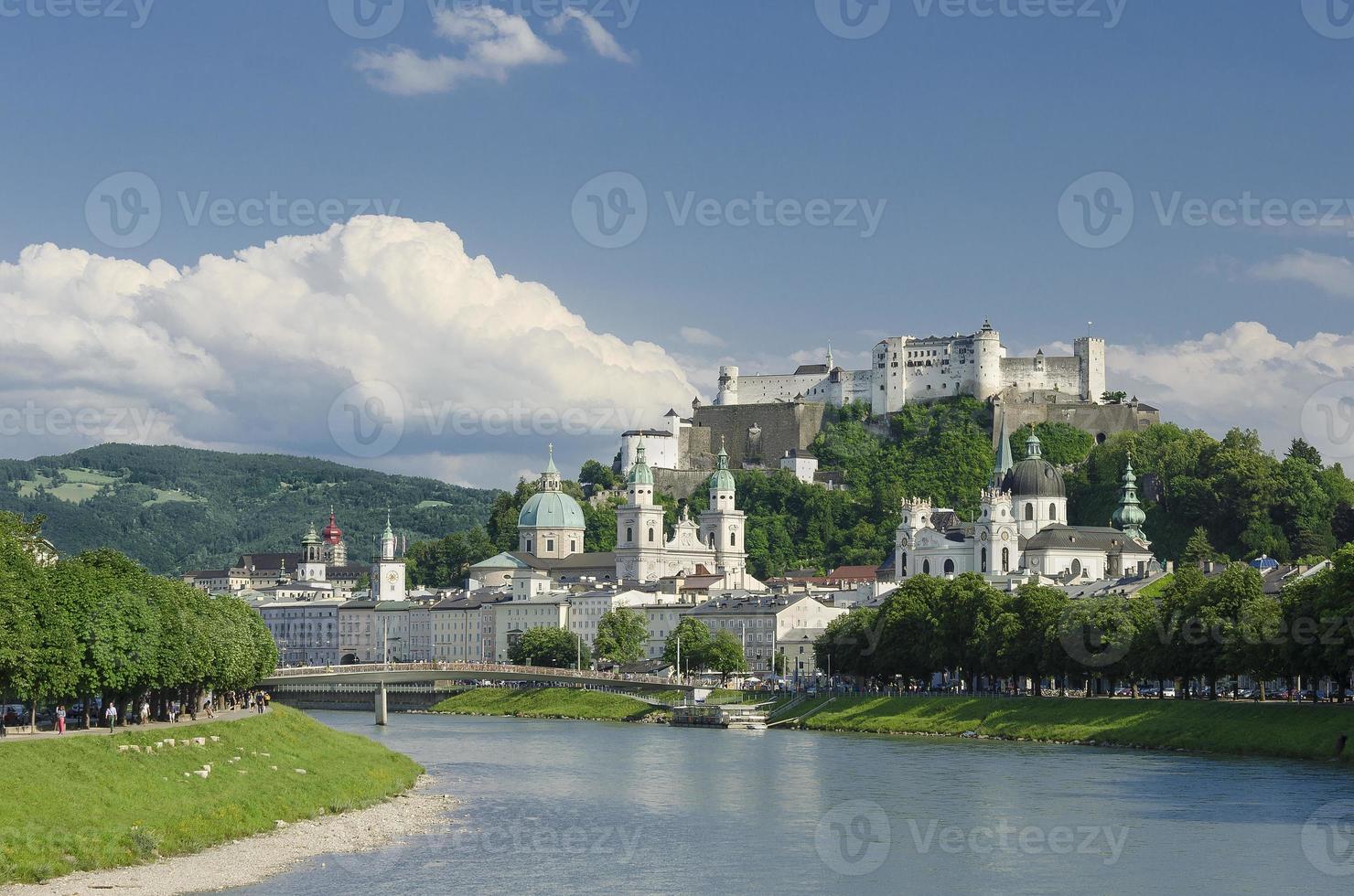 vista panorâmica do centro histórico da cidade de salzburg foto