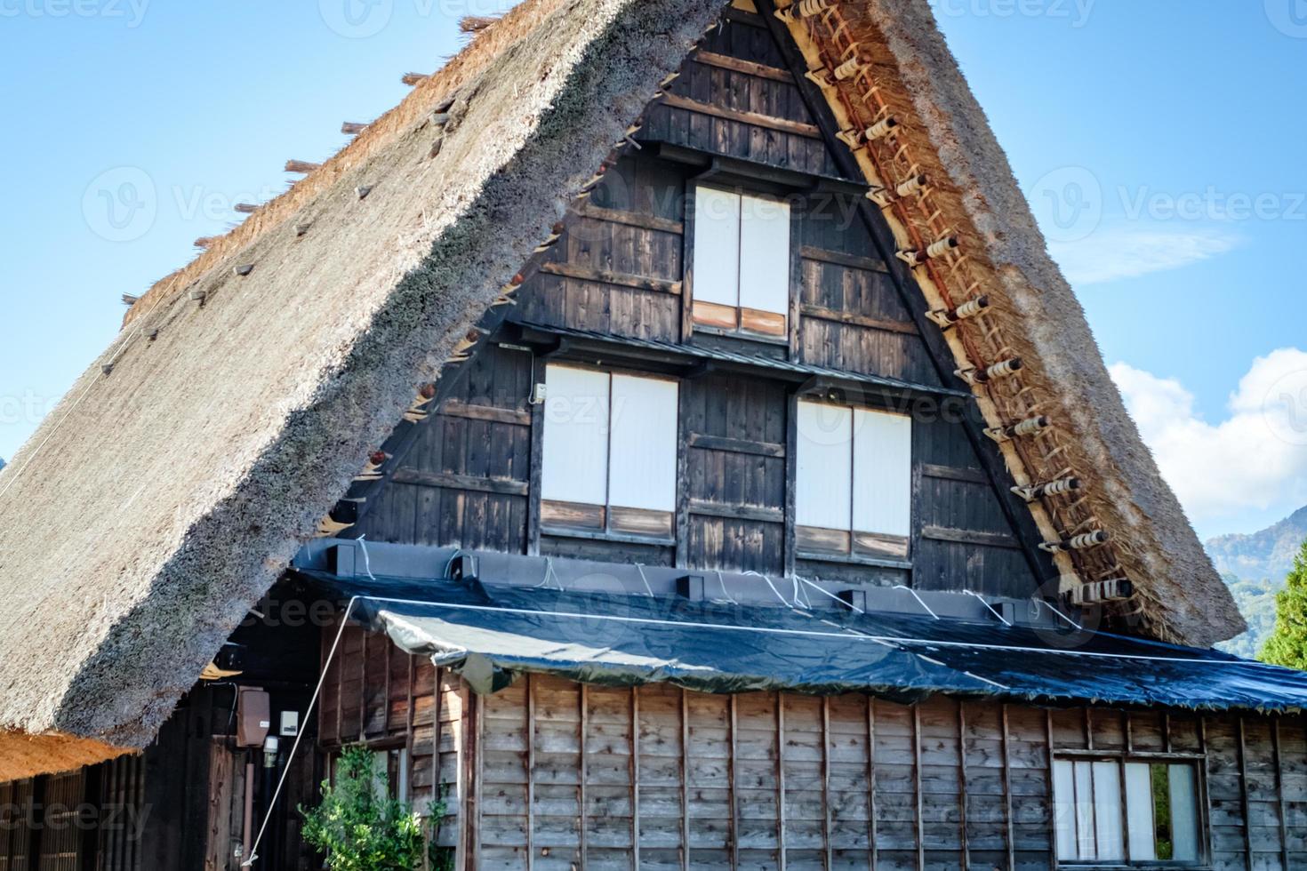 shirakawa tradicional e histórica vila japonesa shirakawago no outono. casa construída em madeira com telhado estilo gassho zukuri. shirakawa-go é patrimônio mundial da unesco e o principal ponto de referência do japão. foto