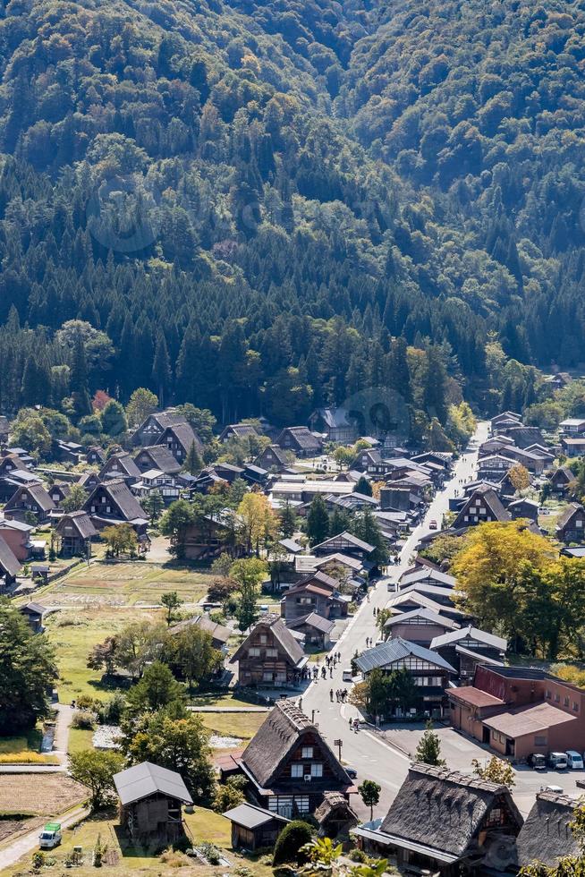shirakawa japonês histórico. aldeia de shirakawago no outono da vista aérea. casa construída em madeira com telhado estilo gassho zukuri. shirakawa-go é patrimônio mundial da unesco e ponto de referência no japão foto