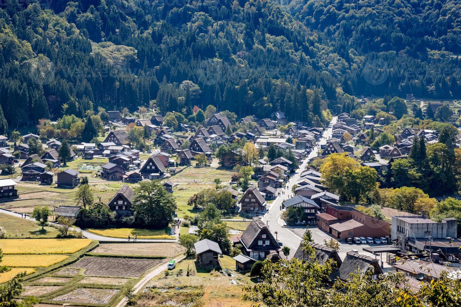 shirakawa japonês histórico. aldeia de shirakawago no outono da vista aérea. casa construída em madeira com telhado estilo gassho zukuri. shirakawa-go é patrimônio mundial da unesco e ponto de referência no japão foto