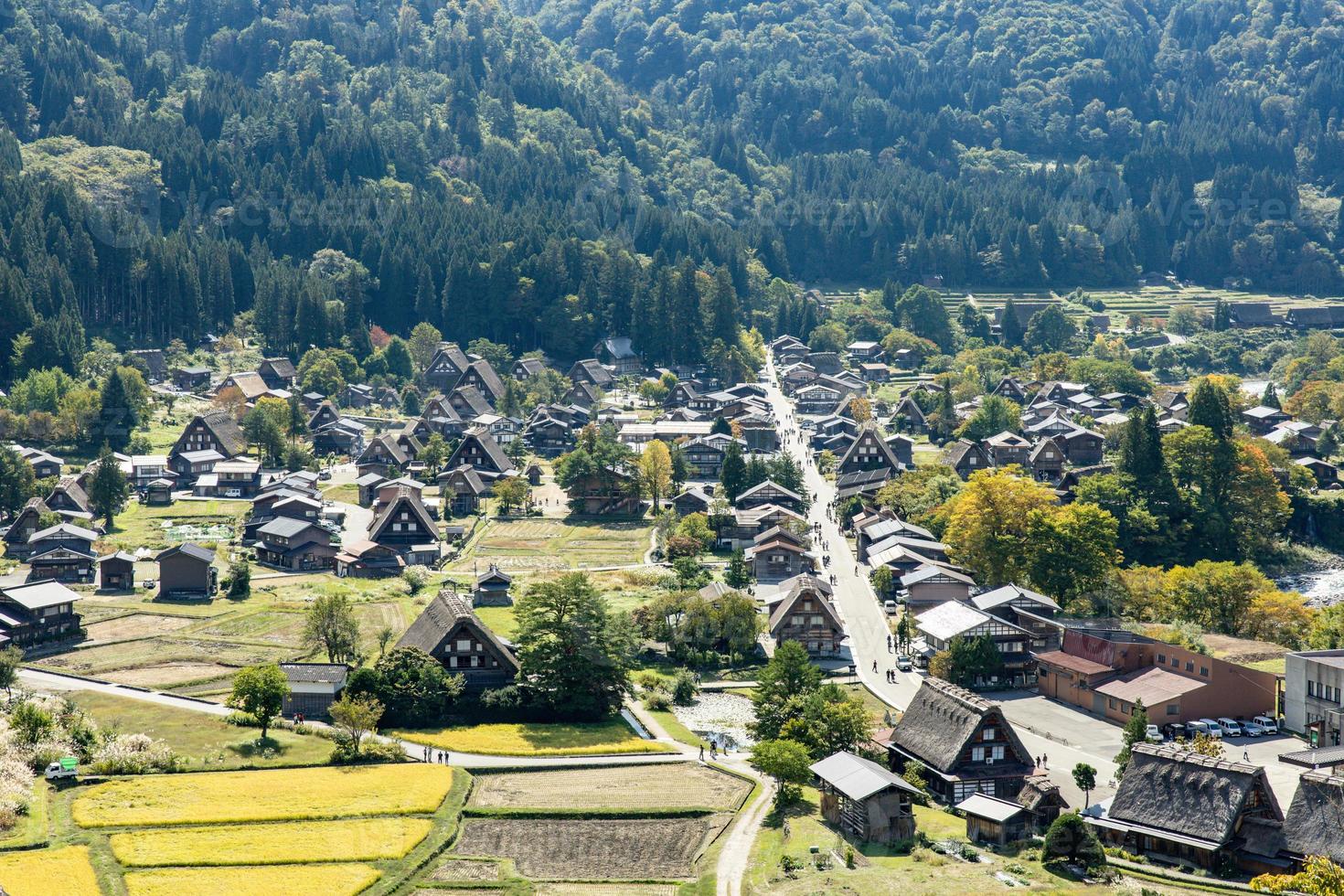 shirakawa japonês histórico. aldeia de shirakawago no outono da vista aérea. casa construída em madeira com telhado estilo gassho zukuri. shirakawa-go é patrimônio mundial da unesco e ponto de referência no japão foto