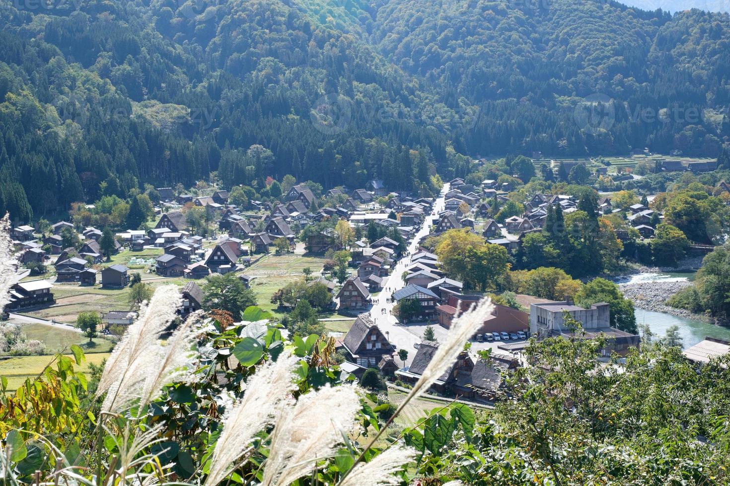 shirakawa japonês histórico. aldeia de shirakawago no outono da vista aérea. casa construída em madeira com telhado estilo gassho zukuri. shirakawa-go é patrimônio mundial da unesco e ponto de referência no japão foto