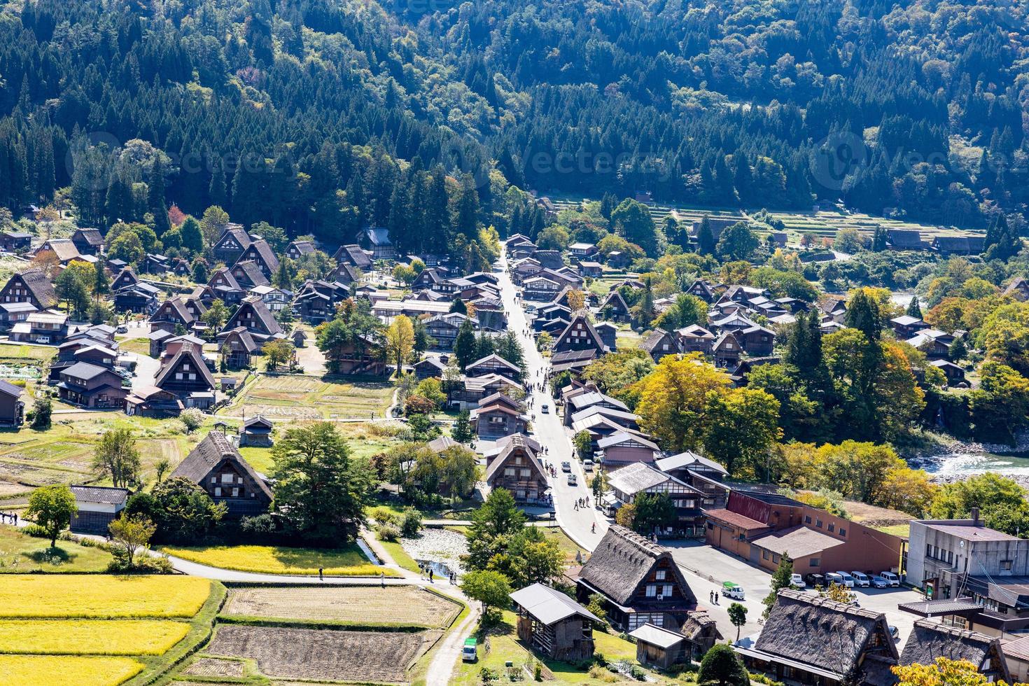 shirakawa japonês histórico. aldeia de shirakawago no outono da vista aérea. casa construída em madeira com telhado estilo gassho zukuri. shirakawa-go é patrimônio mundial da unesco e ponto de referência no japão foto