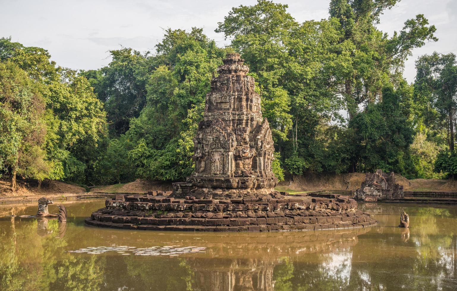 neak pean temple é uma ilha artificial com um templo budista em uma ilha circular em preah khan baray construída durante o reinado do rei jayavarman vii. foto