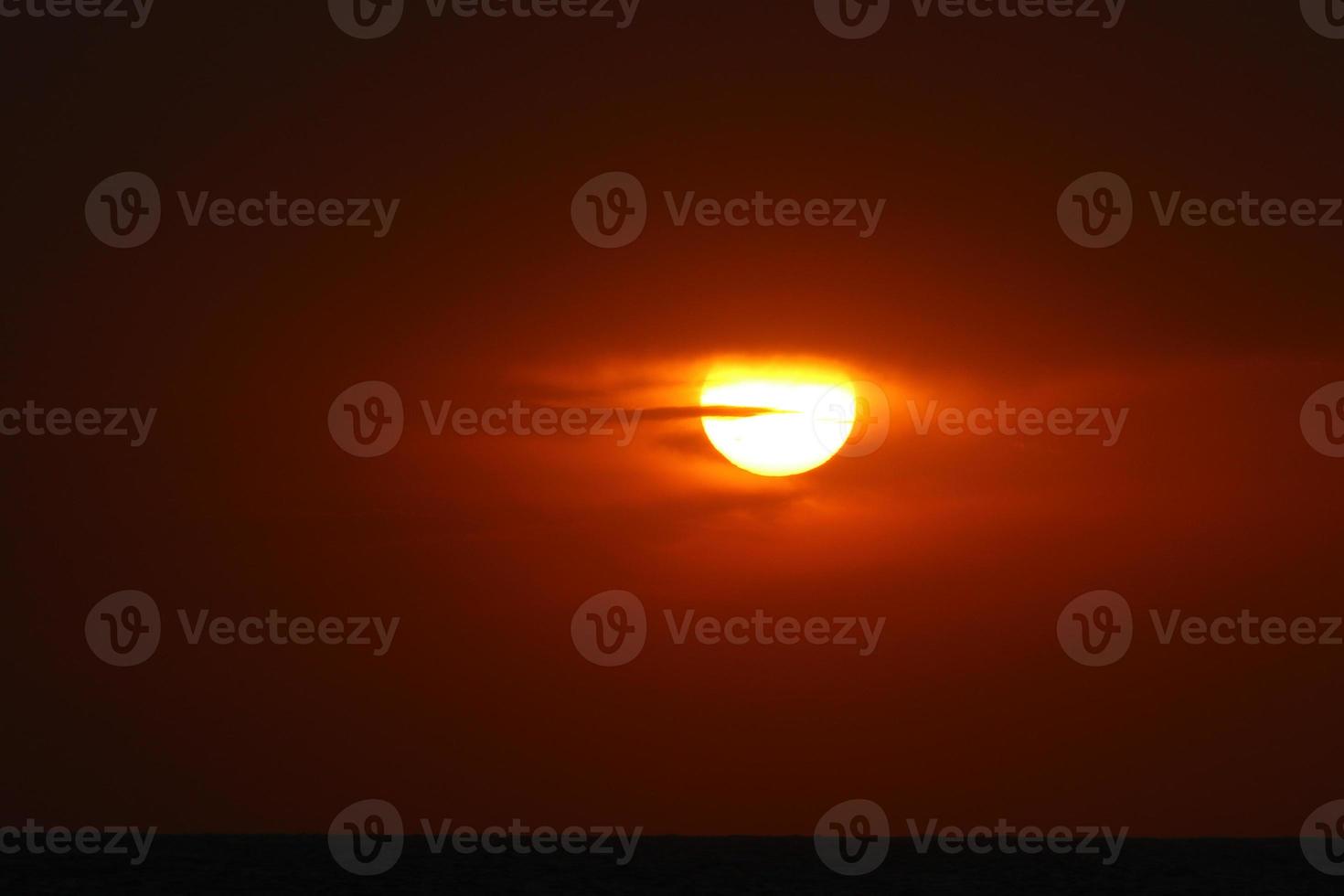 o sol é a estrela mais quente da nossa galáxia em torno da qual a Terra gira. foto