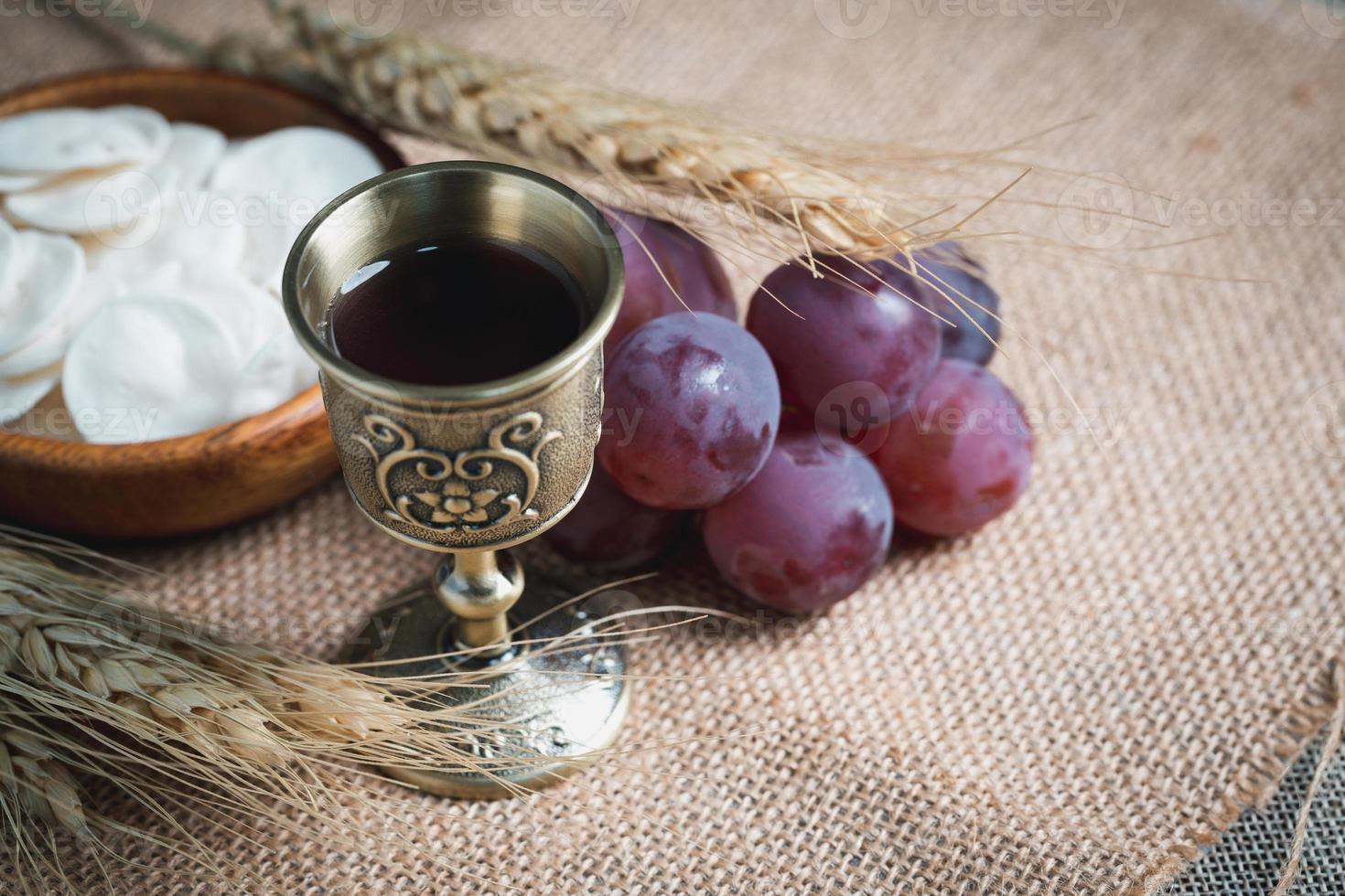 conceito de eucaristia ou santa comunhão do cristianismo. Eucaristia é sacramento instituído por Jesus. durante a última ceia com os discípulos. pão e vinho é corpo e sangue de jesus cristo dos cristãos. foto