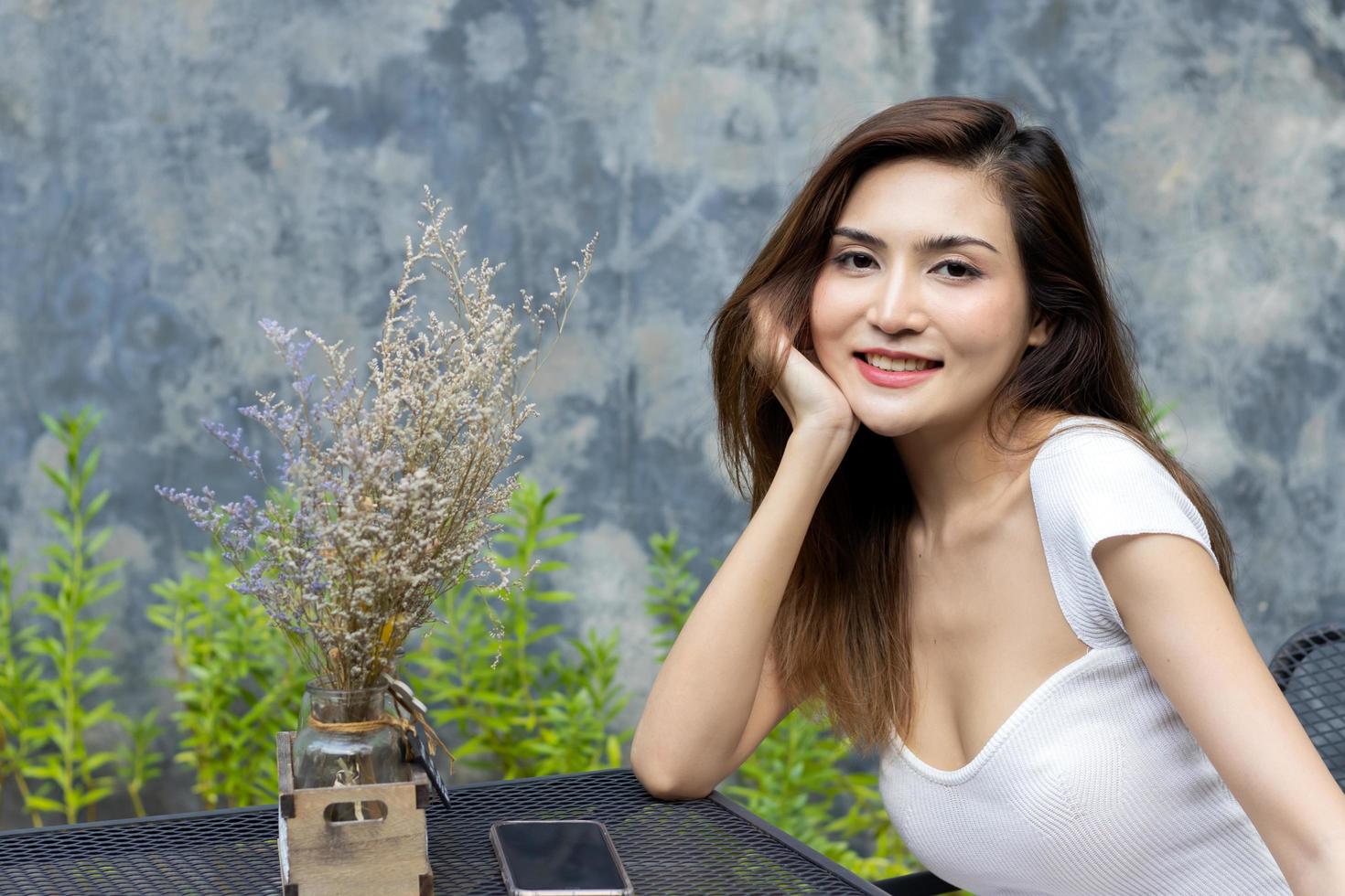 mulher asiática sentada em um café foto