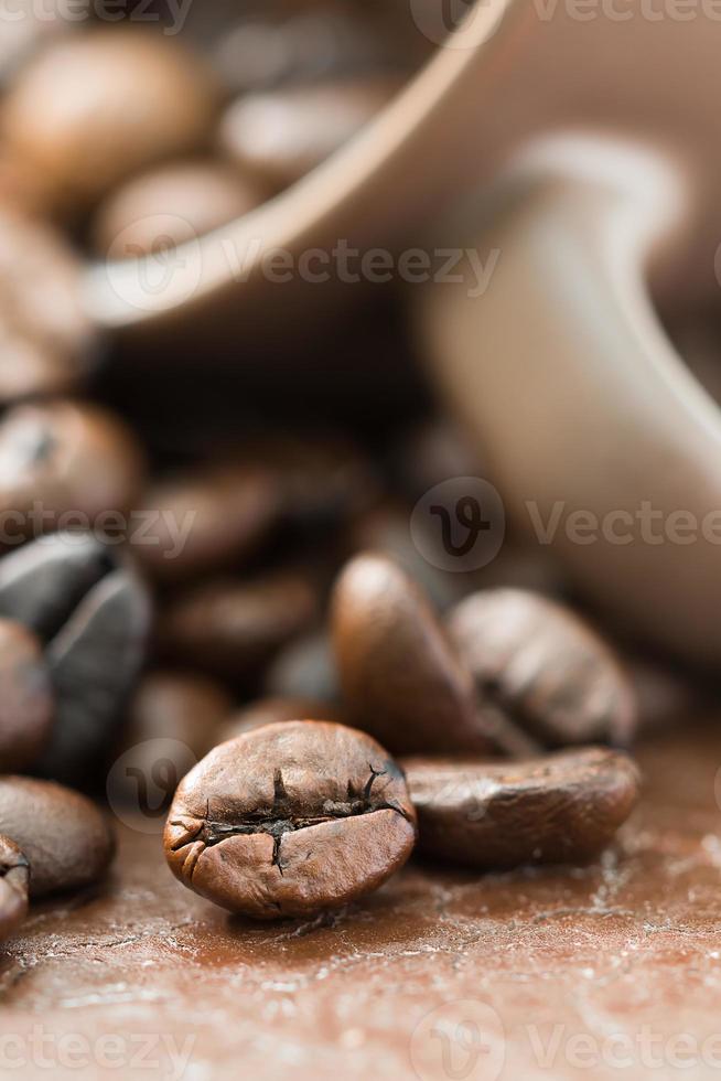 xícara de café e grãos de café torrados foto