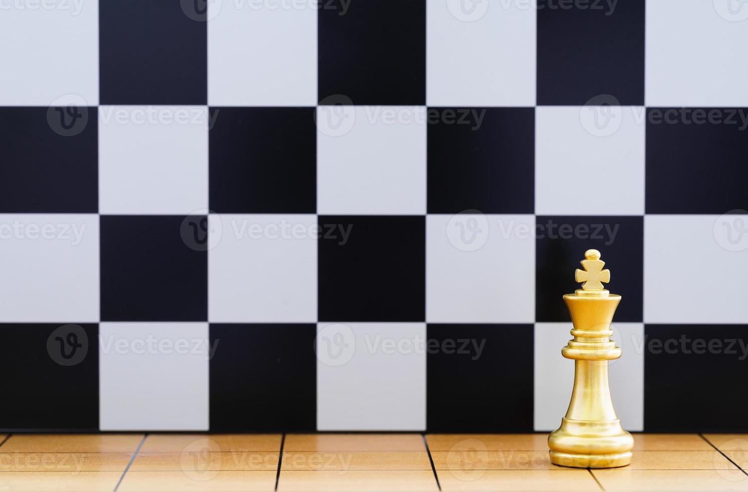 peça de xadrez rei de ouro no tabuleiro de xadrez de madeira foto