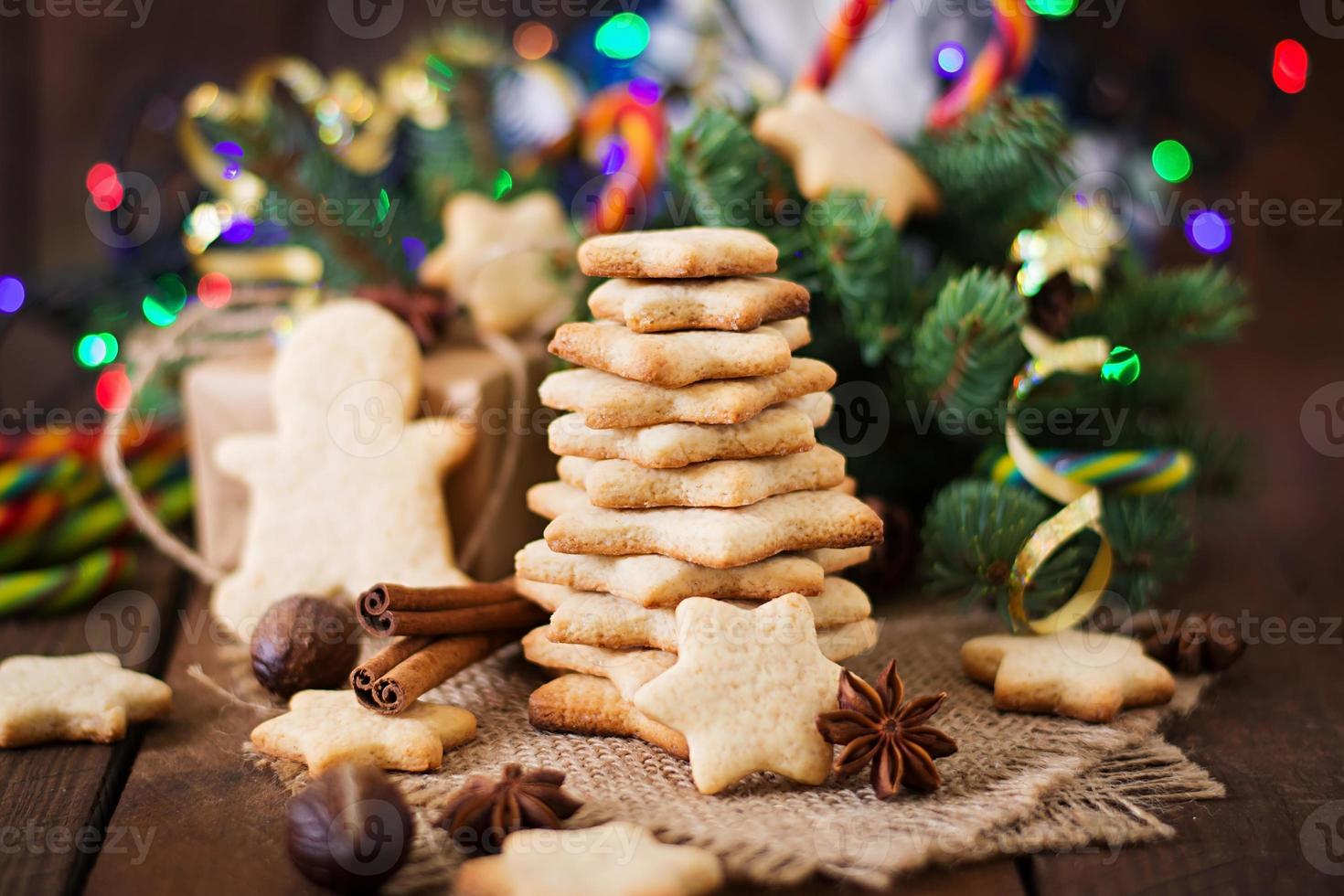 biscoitos de natal e enfeites em um fundo de madeira foto