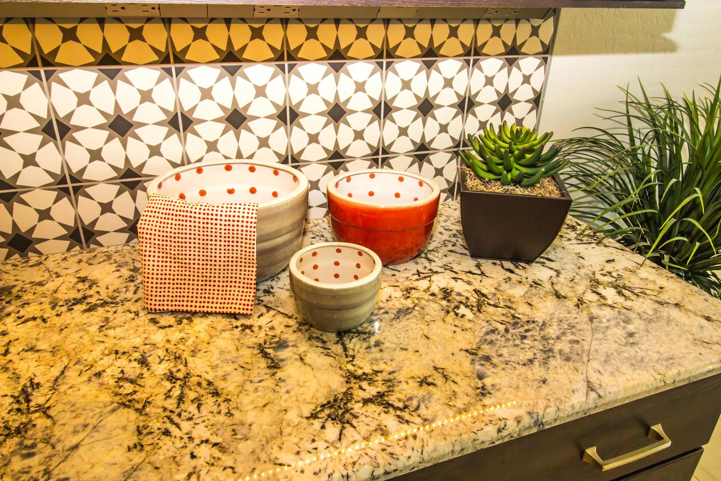 tigelas de decorador e plantas no balcão da cozinha de granito foto