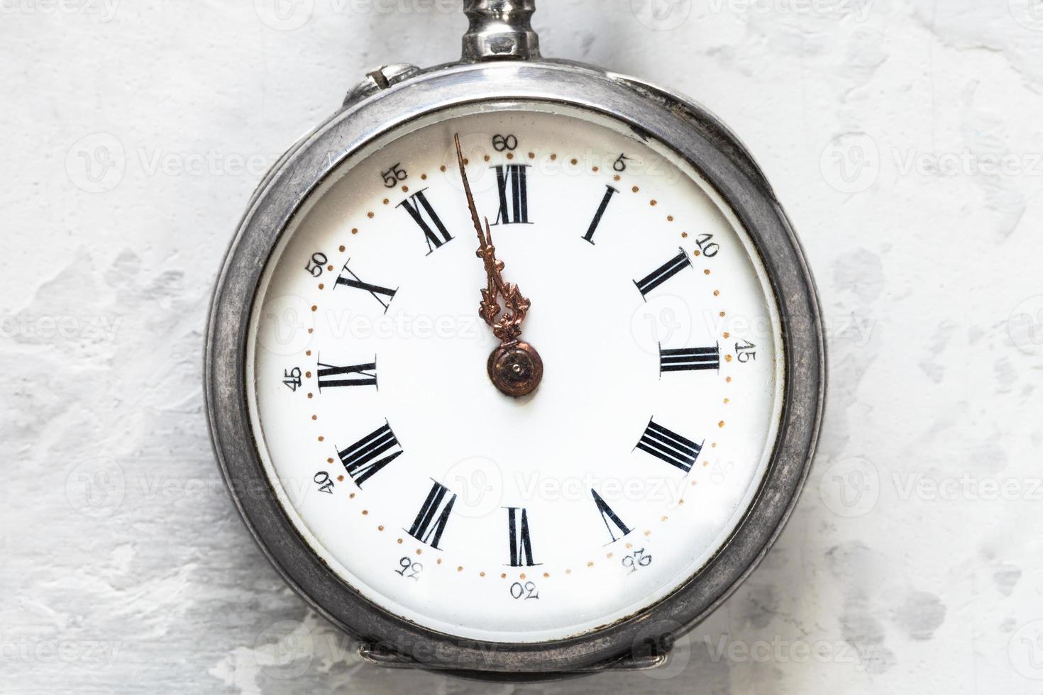 relógio de bolso retrô em concreto branco close-up foto